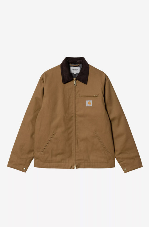 Chaqueta Carhartt WIP color Hamilton Brown con cuello de pana marrón oscuro, cierre de cremallera y bolsillos frontales.