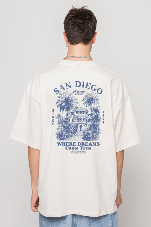 Elfenbeinfarbenes T-Shirt „Kaotiko Resort“