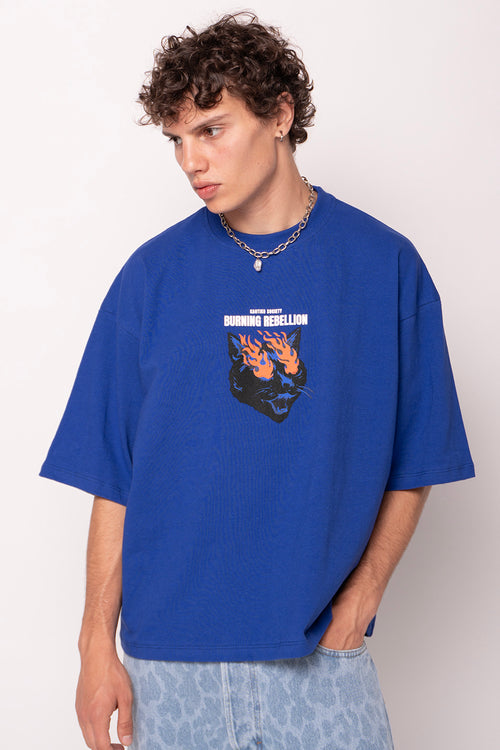 Kurzes Burning Rebellion T-Shirt in Marineblau
