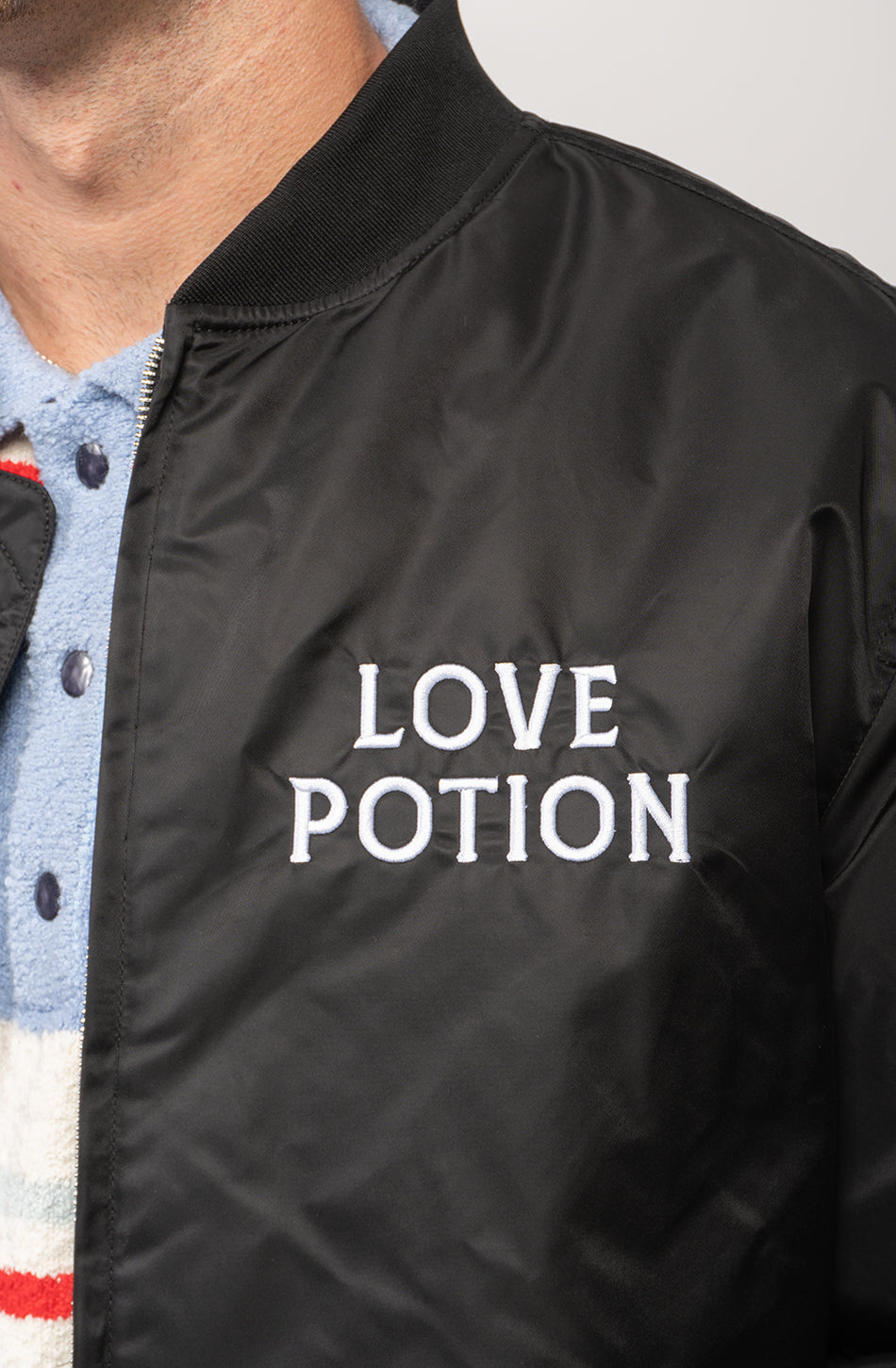 Schwarze Jacke mit Liebestrank
