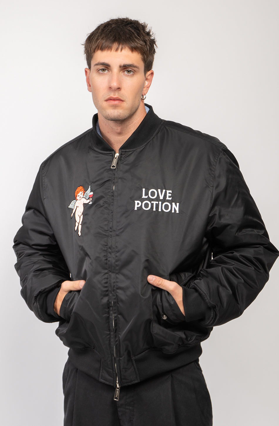 Schwarze Jacke mit Liebestrank