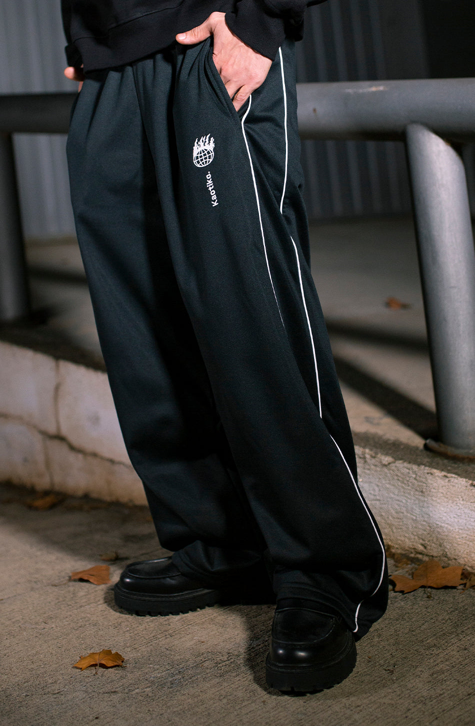 Chaos World Schwarze Hose