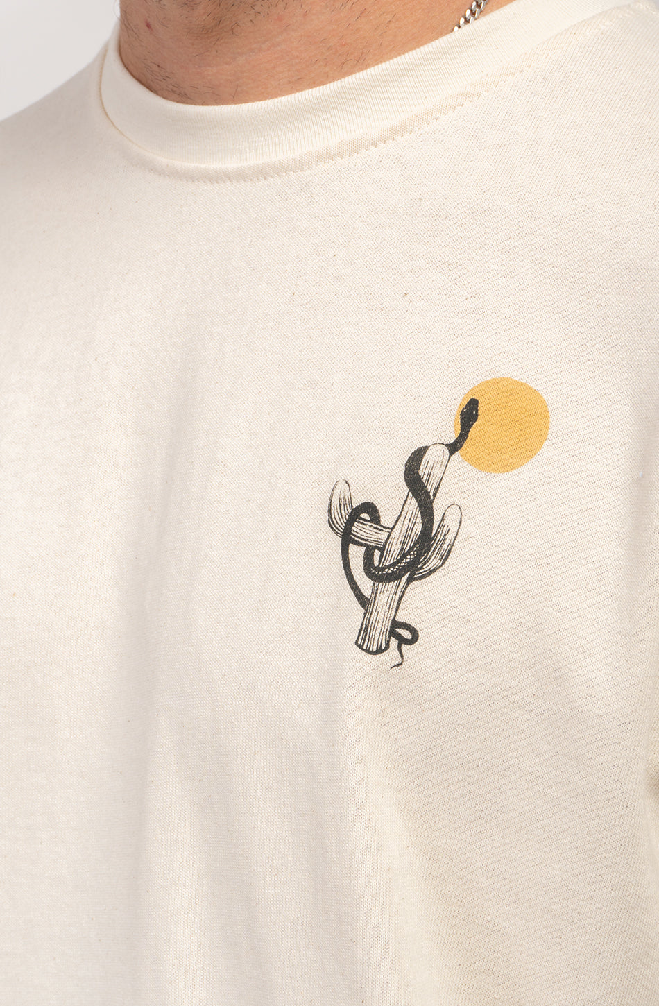 Elfenbeinfarbenes T-Shirt aus Bio-Baumwolle mit Cowgirl-Schlange