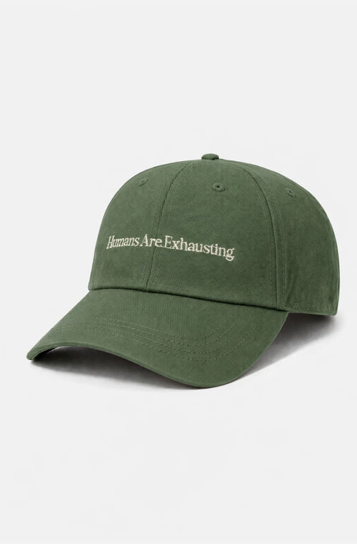 Menschen erschöpfen die organische Khaki-Mütze