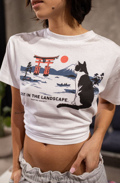Weißes T-Shirt im Landschaftsstil