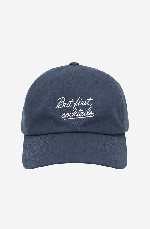 Gorra navy unisex con bordado But First Cocktails en color blanco Kaotiko BCN