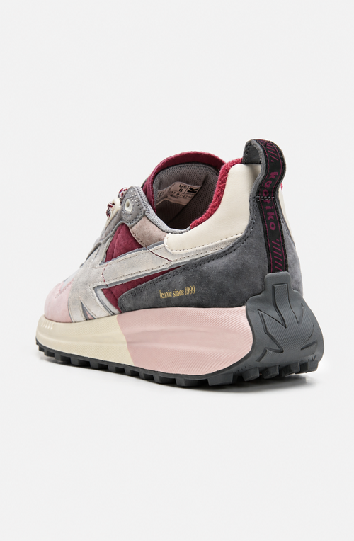 Zapatillas Detroit Multi Suede Grey en ante y materiales combinados, con detalles en gris, rosa, burdeos y crudo y logo Kaotiko lateral.