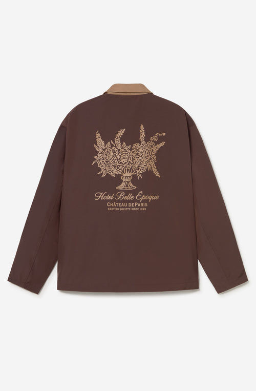 Chaqueta Chateau Paris Brown marrón con cuello camel y gráfico floral Hotel Belle Époque Château de Paris en la espalda.