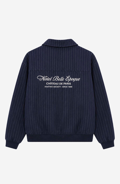 Chaqueta Belle Époque navy de raya diplomática blanca con botones, bolsillos frontales y bordado Hotel Belle Époque en la espalda.