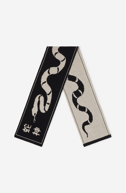 Bufanda reversible de punto en negro y crudo con diseño de serpiente de gran formato.