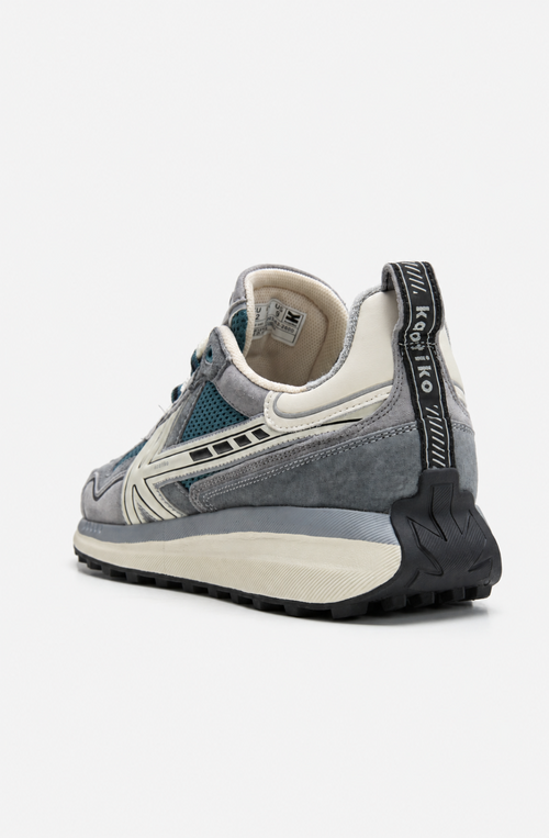 Zapatillas Kaotiko Vancouver Tech Mid Grey en tonos grises con malla verde petróleo, detalles en blanco roto, logo lateral y suela elevada.