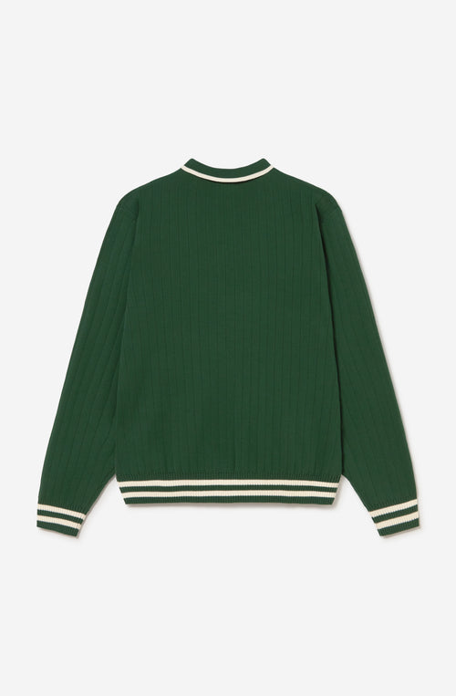 Polo unisex de punto verde de canalé con cuello de botones, detalles en contraste color crudo y bordado Kaotiko en el pecho.