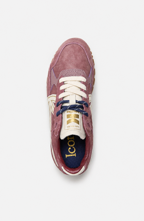 Zapatillas Seattle Muave en tono malva con paneles efecto ante, logo lateral crudo, cordones crudos y azul marino y suela de goma marrón.