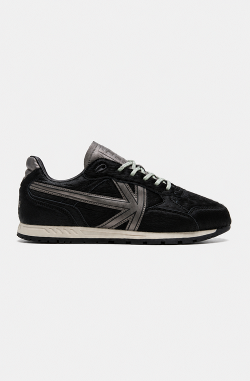 Zapatillas Seattle Pony Black de pelo negro con detalles metalizados en gris y suela de estilo retro.