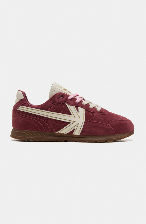 Zapatillas Seattle Woman Bordeaux en burdeos con paneles efecto ante, logo lateral crudo, cordones crudos y rosa y suela de goma marrón.