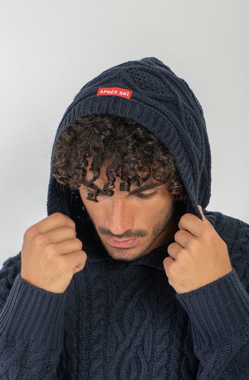 Sudadera unisex de punto trenzado azul marino con capucha y fit relajado de inspiración après ski.