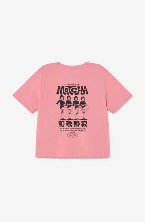 Camiseta rosa Matcha Brandied con logo Tokyo Bar Matcha en el pecho y gráfico de inspiración japonesa en la espalda.