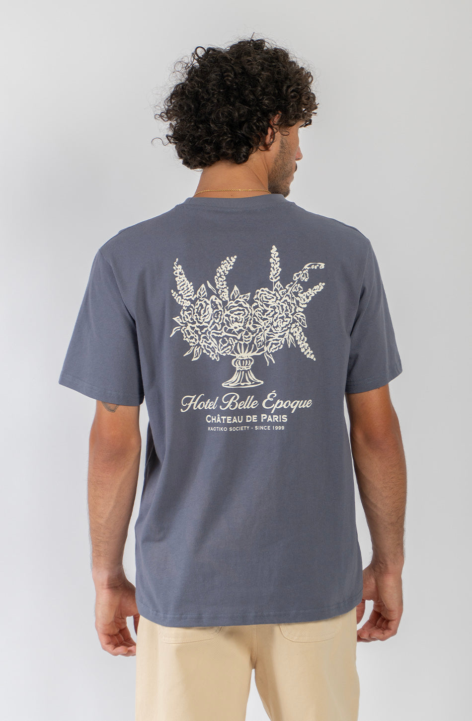 Camiseta Regular Garland Blue para hombre con diseño gráfico floral Kaotiko BCN