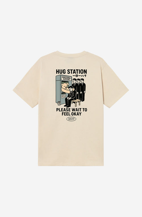 Camiseta Hug Station Natural de hombre con ilustración gráfica de una estación de abrazos en la espalda de Kaotiko BCN