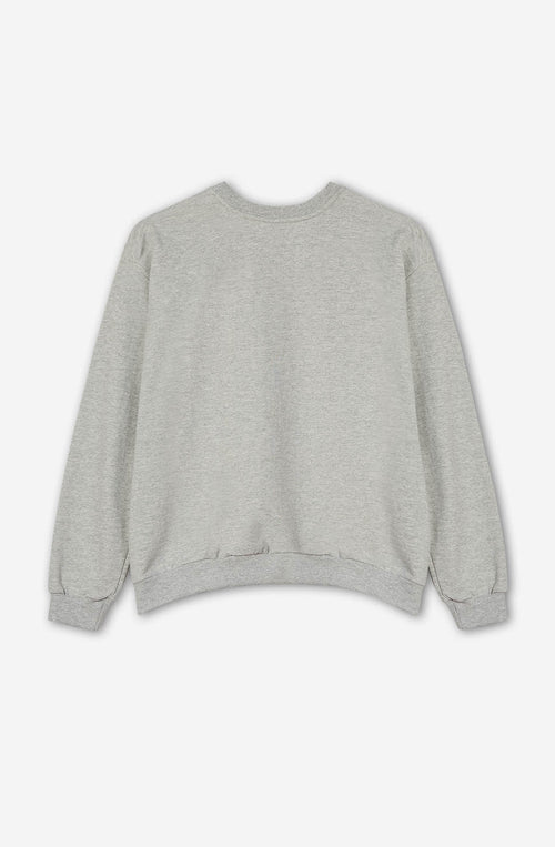 Unter ihren Augen graues Sweatshirt