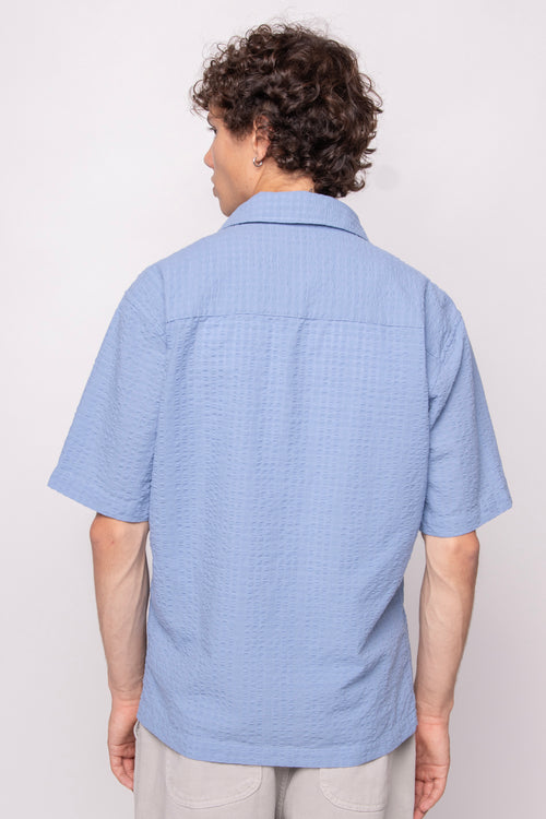 Großes blaues Seersucker-Hemd