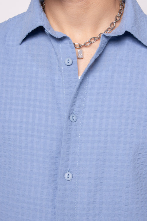 Großes blaues Seersucker-Hemd