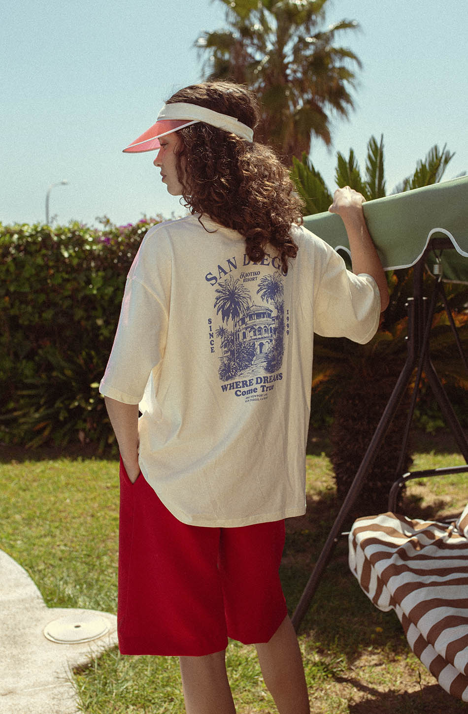 Elfenbeinfarbenes T-Shirt „Kaotiko Resort“