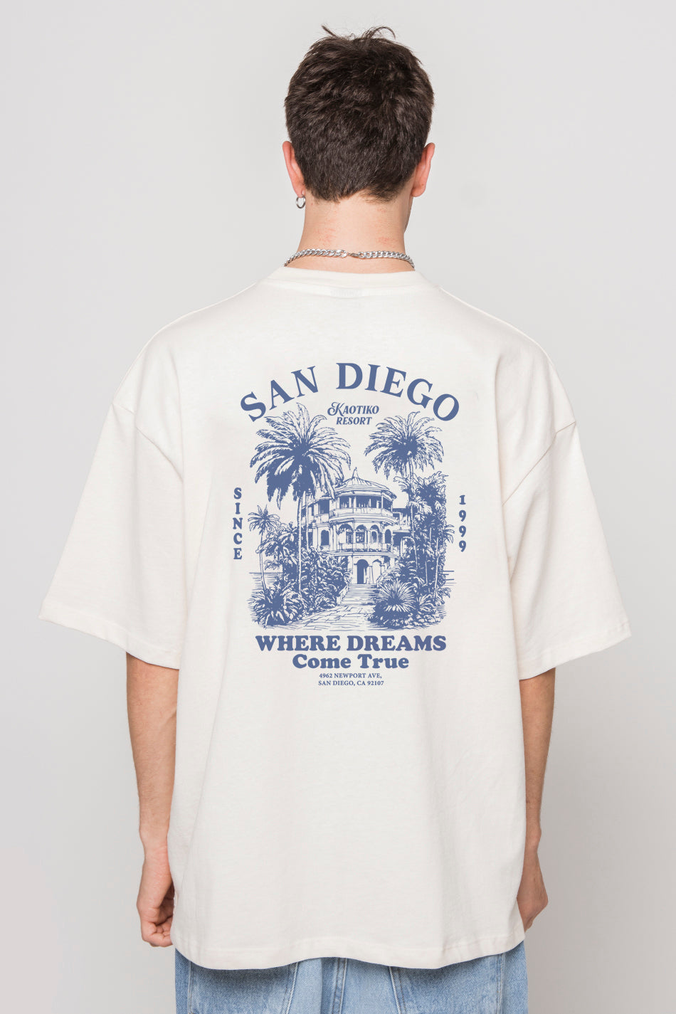 Elfenbeinfarbenes T-Shirt „Kaotiko Resort“