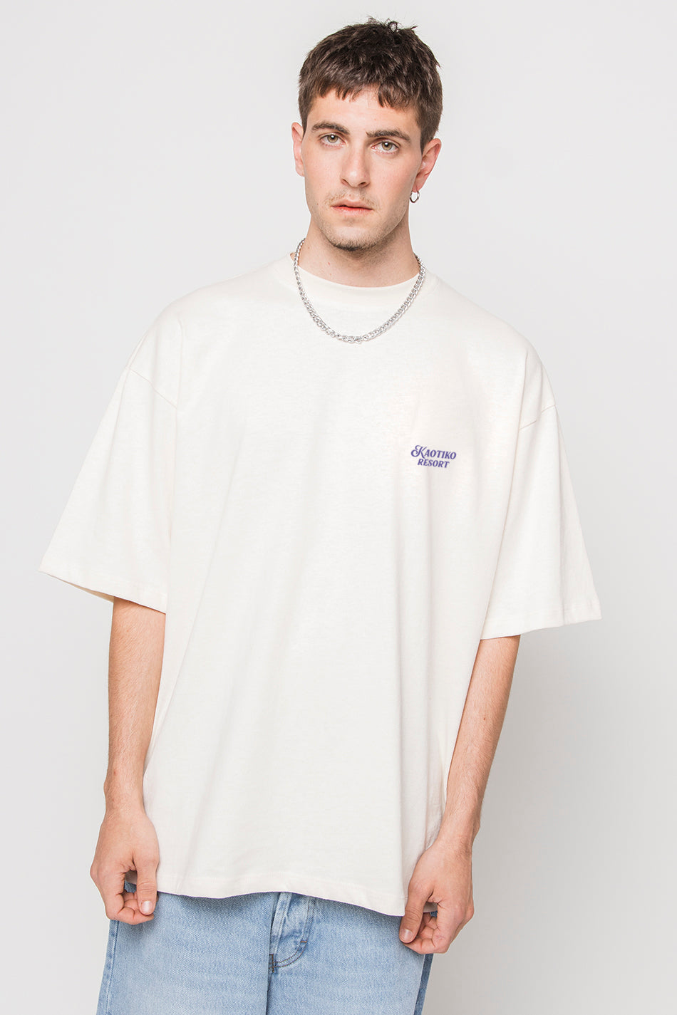 Elfenbeinfarbenes T-Shirt „Kaotiko Resort“