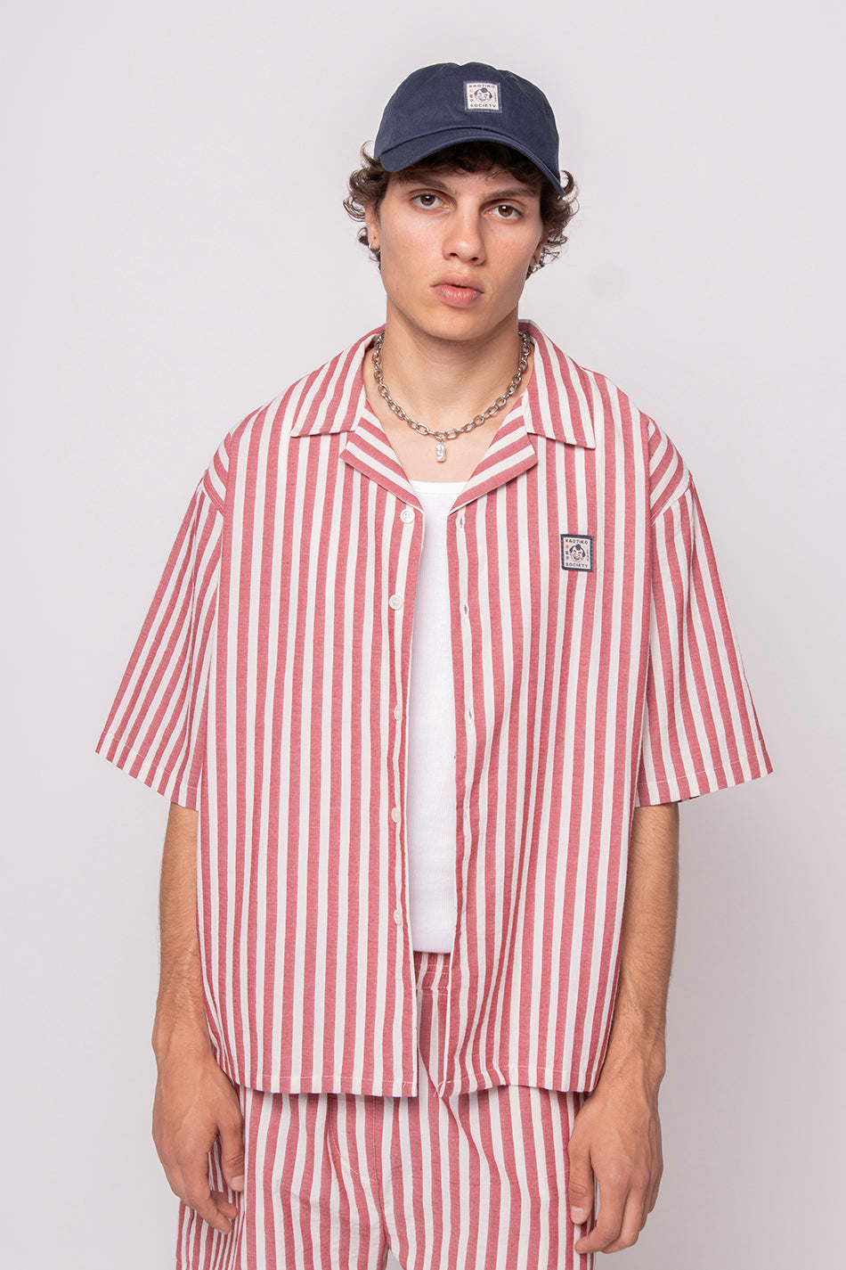 Rotes, elfenbeinfarbenes Sumo-Shirt mit Streifen