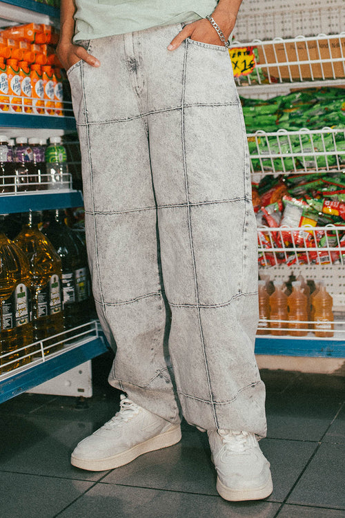Verwaschene, geflickte perlgraue Hose