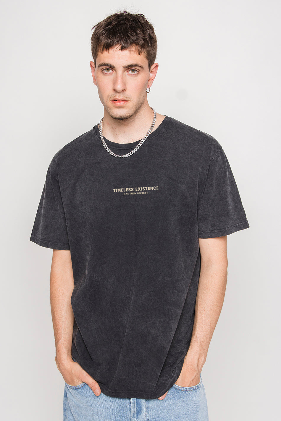 Verwaschenes schwarzes Timeless Existence-T-Shirt