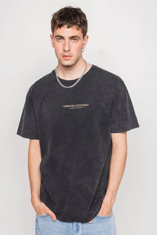 Verwaschenes schwarzes Timeless Existence-T-Shirt