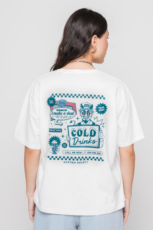 Gewaschenes weißes T-Shirt mit kalten Getränken
