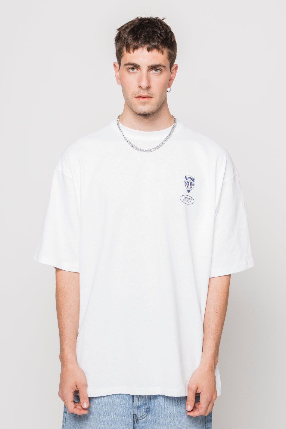 Weißes T-Shirt aus Bio-Baumwolle mit kaltem Getränk