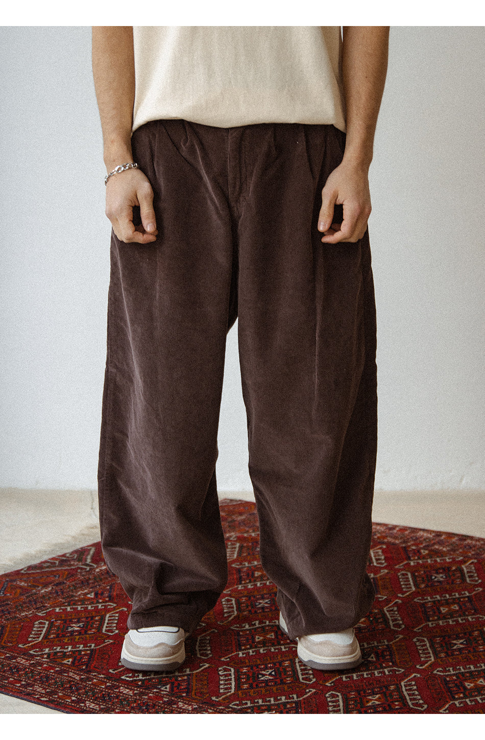 Braune Freedom-Hose mit weitem Bein
