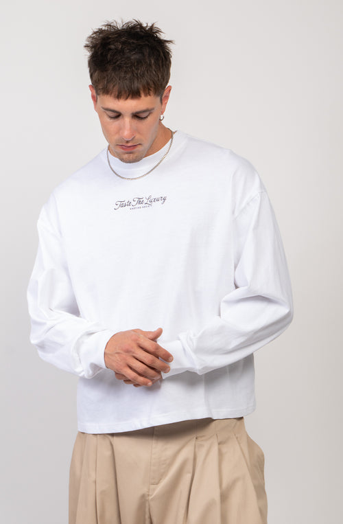 Probieren Sie das Luxus-T-Shirt in Weiß