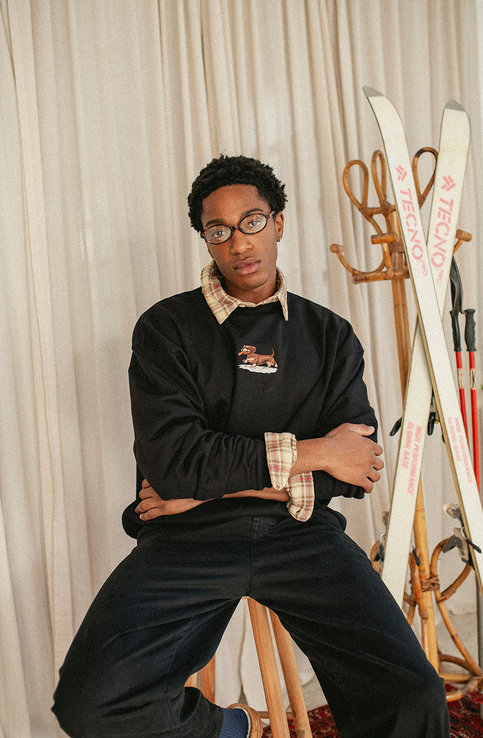 Schwarzes Sweatshirt mit verwaschenem Dackel