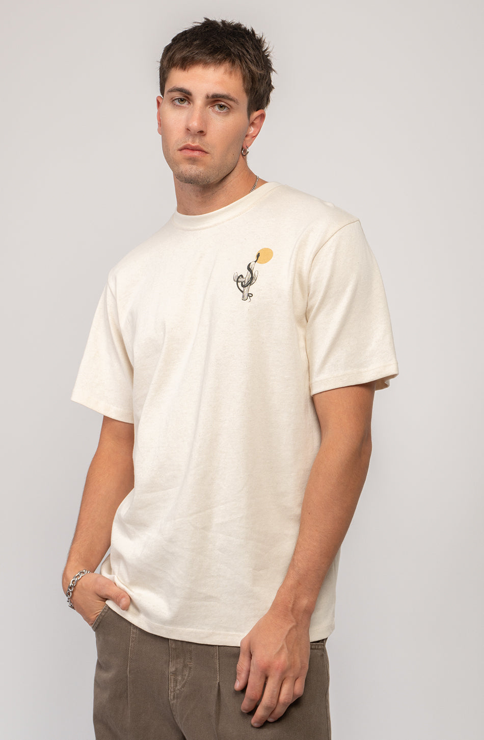 Elfenbeinfarbenes T-Shirt aus Bio-Baumwolle mit Cowgirl-Schlange