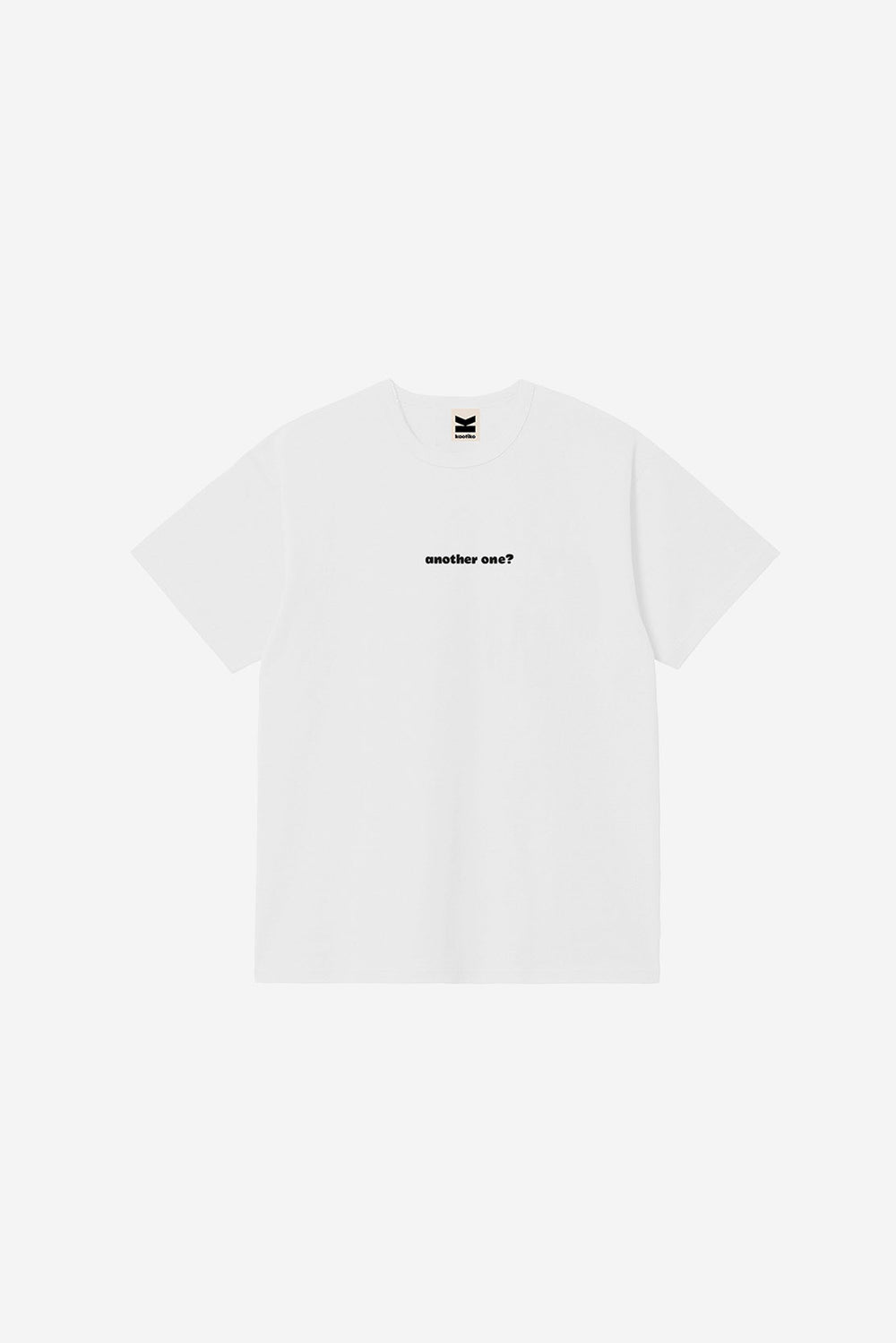 Camiseta Another One White de Kaotiko BCN en color blanco con texto frontal centrado y estampado trasero de tazas apiladas inspirado en la cultura del café.