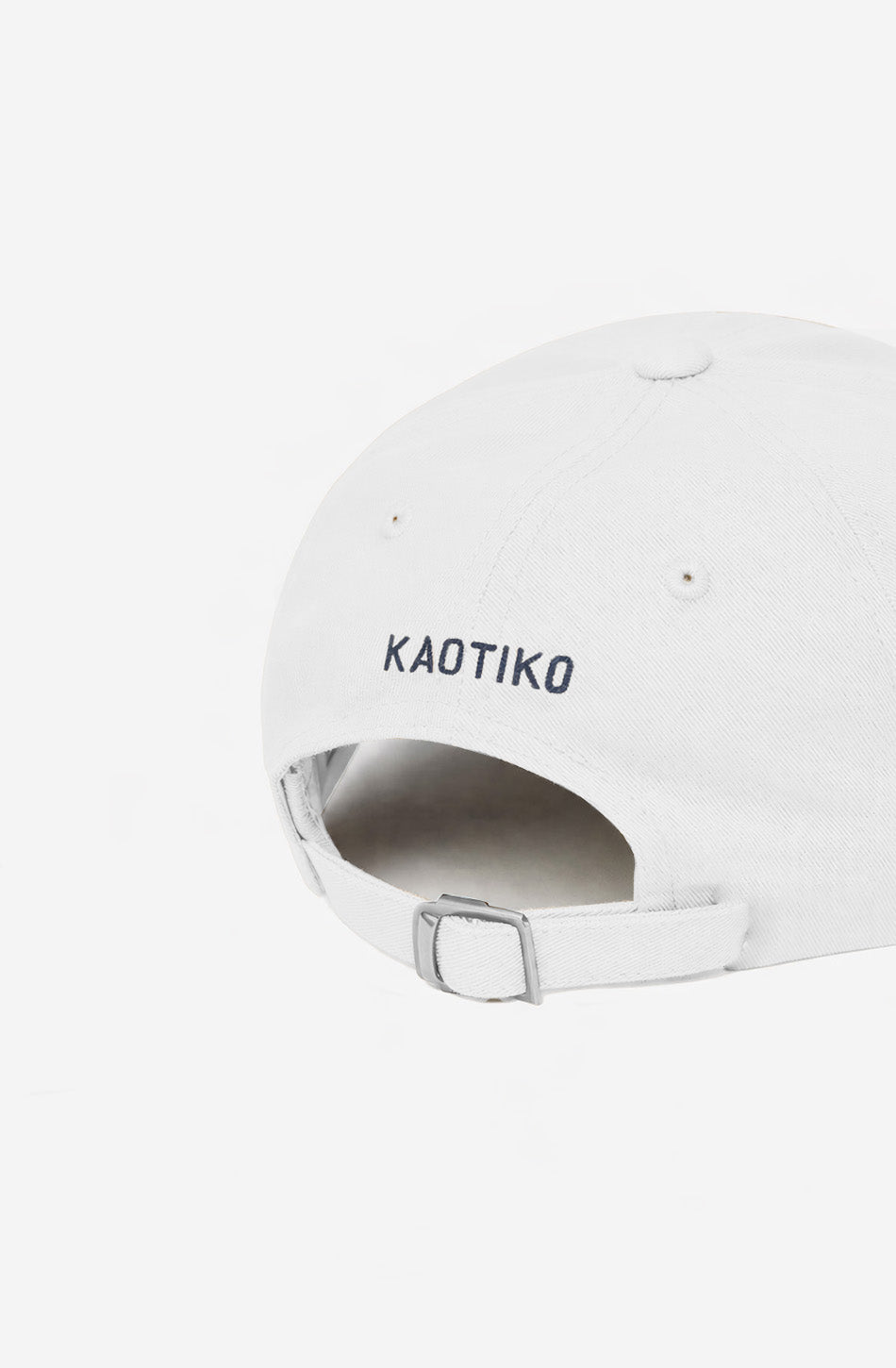 Parte trasera de gorra blanca con logo Kaotiko bordado y cierre ajustable Lost Motel White Kaotiko BCN