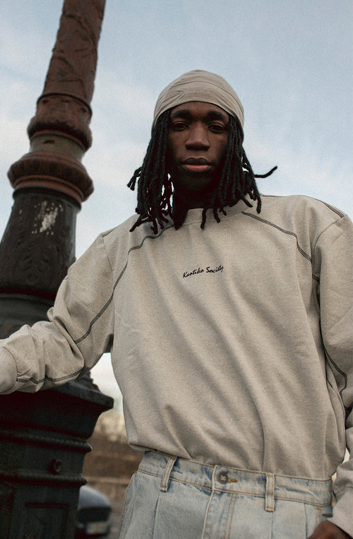 Kaotiko Society graues Sweatshirt mit Aufnähern