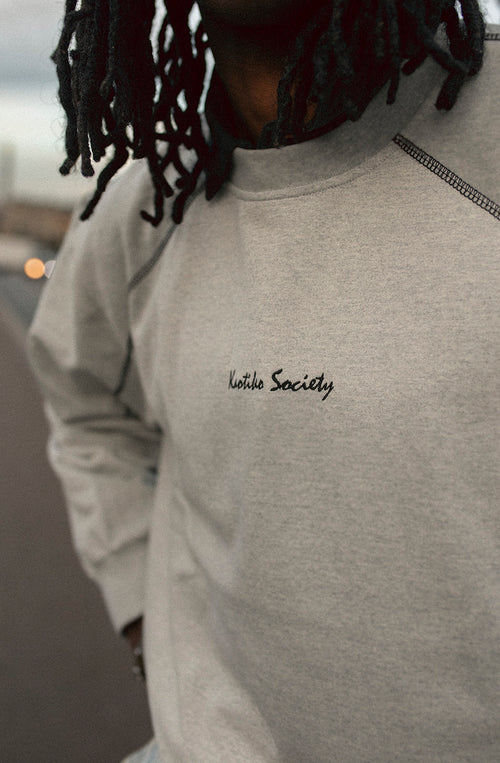 Kaotiko Society graues Sweatshirt mit Aufnähern