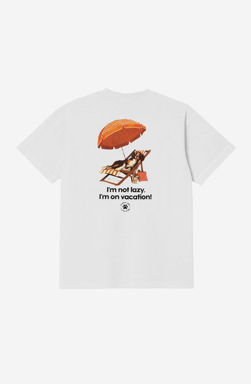 Camiseta Vacay Mode Organic White unisex con ilustración trasera de perro descansando en vacaciones
