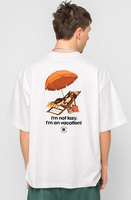 Camiseta Vacay Mode Organic White unisex con ilustración trasera de perro descansando en vacaciones