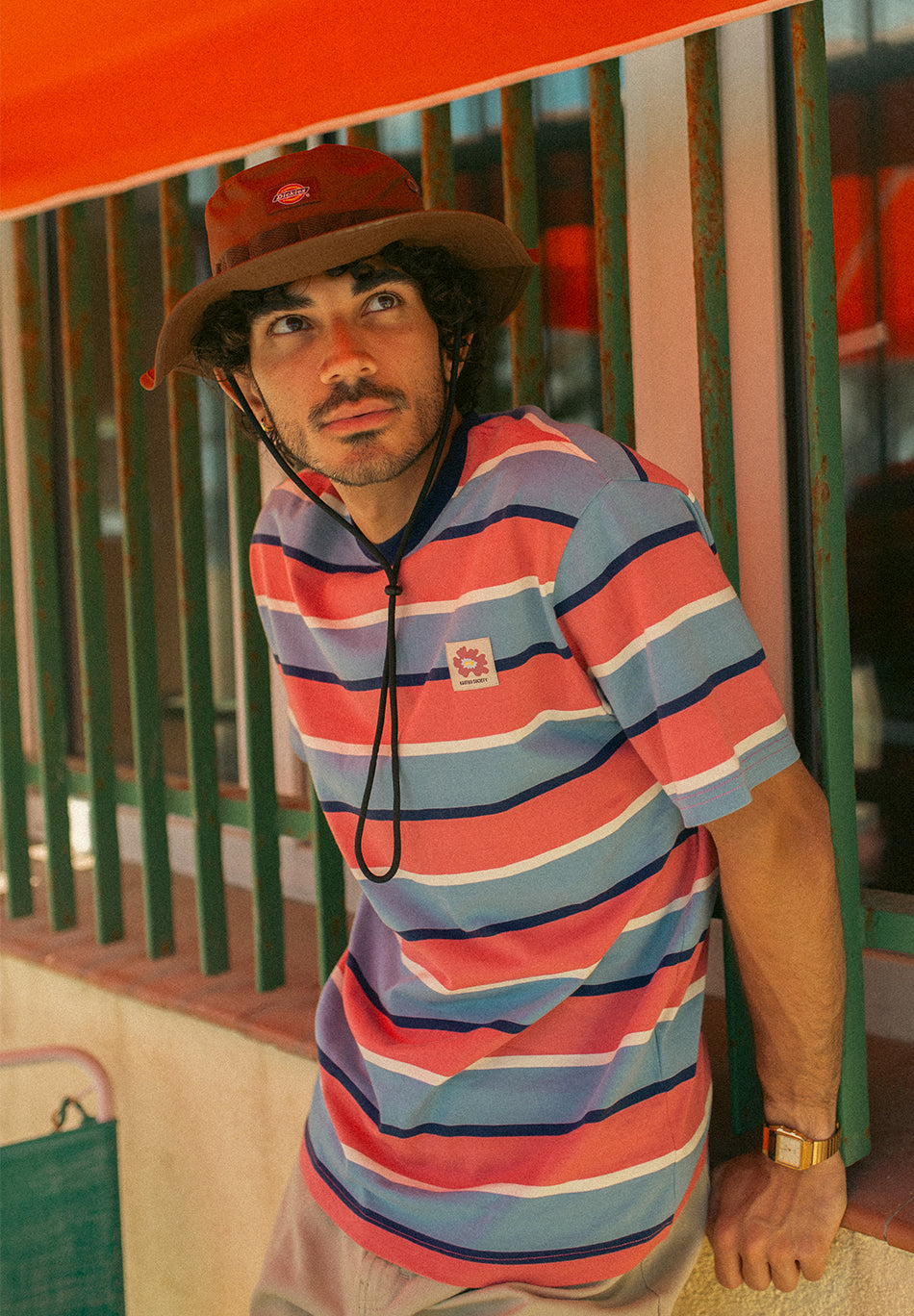 Gestreiftes Inselblau/Rosa T-Shirt