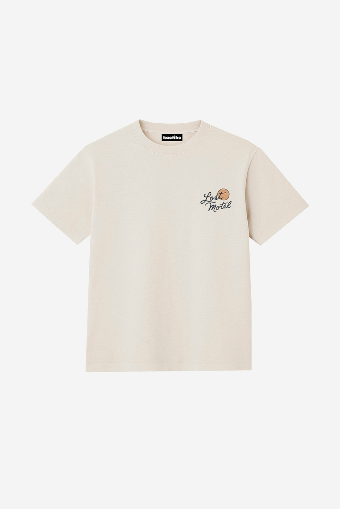 Camiseta Lost Motel Kaotiko BCN color ivory de algodón orgánico con gráfico frontal estilo motel vintage y fit regular.
