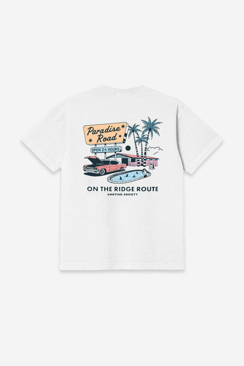 Camiseta On The Ridge Route Kaotiko BCN en color white con gráfico frontal de inspiración ruta vintage y fit regular.