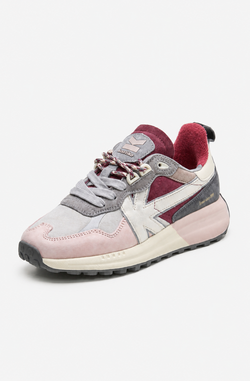 Zapatillas Detroit Multi Suede Grey en ante y materiales combinados, con detalles en gris, rosa, burdeos y crudo y logo Kaotiko lateral.