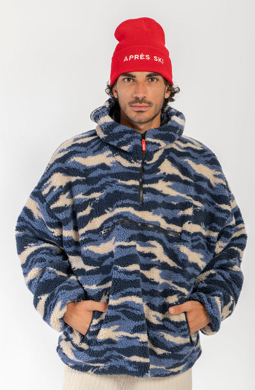 Polar Après Ski Ivory de tejido fleece con estampado abstracto azul marino, azul y marfil, capucha y media cremallera.